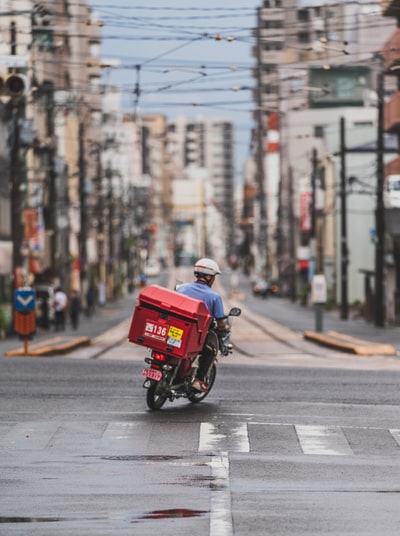 穿红衣男子白天骑摩托车上路